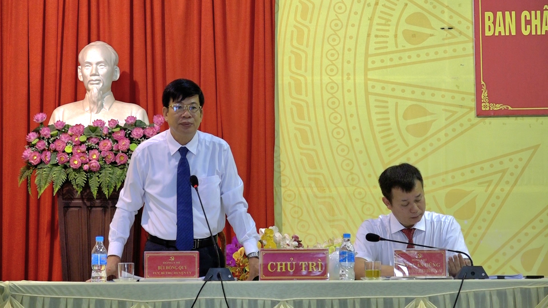 Thường trực Huyện uỷ điều hành thảo luận tại hội nghị